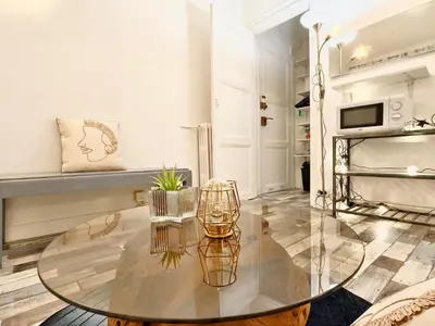 Cuisine ou kitchenette dans l'établissement Well-Located Studio near Montparnasse withElevator