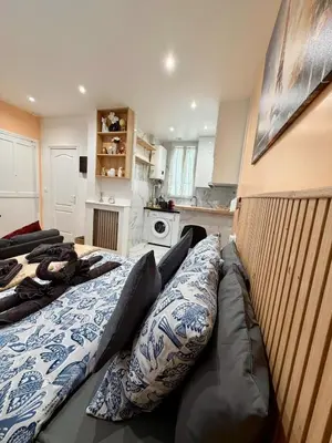Un ou plusieurs lits dans un hébergement de l'établissement Bright Apartment in Paris Center Butte aux Cailles Metro 7 & 14