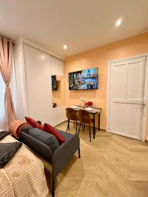 Télévision ou salle de divertissement dans l'établissement Bright Apartment in Paris Center Butte aux Cailles Metro 7 & 14