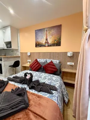 Un ou plusieurs lits dans un hébergement de l'établissement Bright Apartment in Paris Center Butte aux Cailles Metro 7 & 14