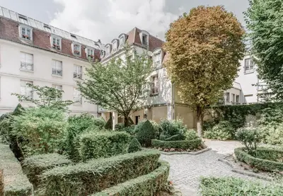 Jardin de l'établissement Beautiful Parisian apartment full of light