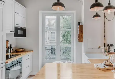 Cuisine ou kitchenette dans l'établissement Beautiful Parisian apartment full of light