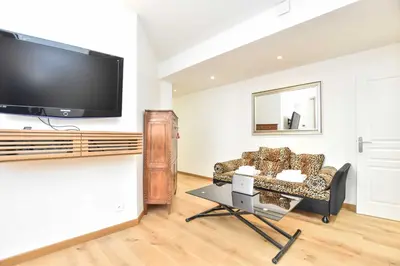 Télévision ou salle de divertissement dans l'établissement Rare Golden Triangle Amazing 1BR with Terrace Office - BAIL MOBILITE