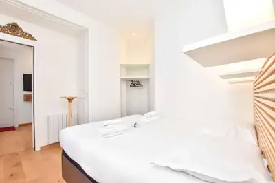 Un ou plusieurs lits dans un hébergement de l'établissement Rare Golden Triangle Amazing 1BR with Terrace Office - BAIL MOBILITE