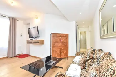 Télévision ou salle de divertissement dans l'établissement Rare Golden Triangle Amazing 1BR with Terrace Office - BAIL MOBILITE