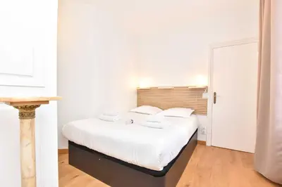 Un ou plusieurs lits dans un hébergement de l'établissement Rare Golden Triangle Amazing 1BR with Terrace Office - BAIL MOBILITE