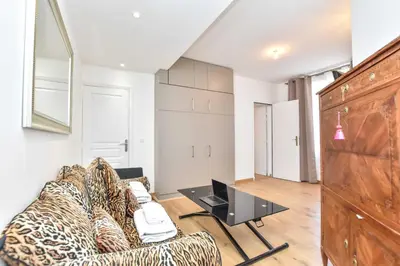 Coin salon dans l'établissement Rare Golden Triangle Amazing 1BR with Terrace Office - BAIL MOBILITE