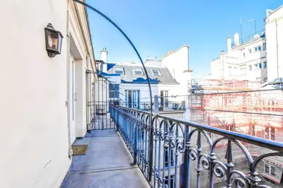 Balcon ou terrasse dans l'établissement Rare Golden Triangle Amazing 1BR with Terrace Office - BAIL MOBILITE