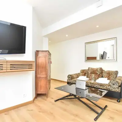 Rare Golden Triangle Amazing 1BR with Terrace Office - BAIL MOBILITE