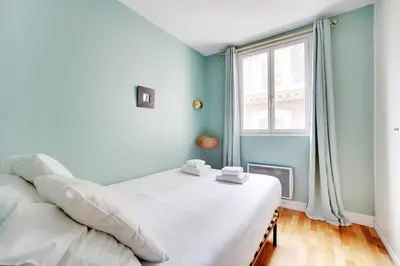 Un ou plusieurs lits dans un hébergement de l'établissement Comfortable Apartment 1BR 4P - Champs Élysées