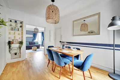 Coin salon dans l'établissement Comfortable Apartment 1BR 4P - Champs Élysées