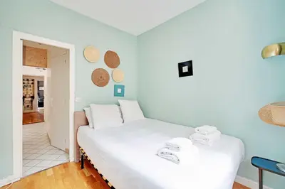 Un ou plusieurs lits dans un hébergement de l'établissement Comfortable Apartment 1BR 4P - Champs Élysées