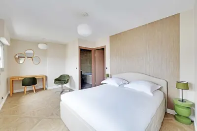 Un ou plusieurs lits dans un hébergement de l'établissement Spacious Apartment 1BR 2P - Nation