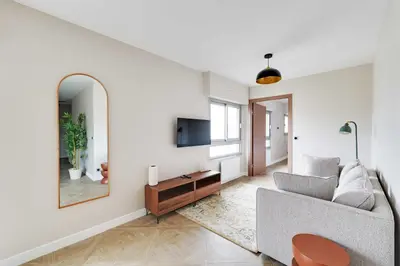 Télévision ou salle de divertissement dans l'établissement Spacious Apartment 1BR 2P - Nation