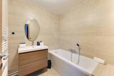 Salle de bains dans l'établissement Spacious Apartment 1BR 2P - Nation
