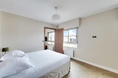 Un ou plusieurs lits dans un hébergement de l'établissement Spacious Apartment 1BR 2P - Nation