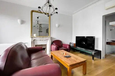 Télévision ou salle de divertissement dans l'établissement Ecrin Design - 2BR Climatise et Equipe