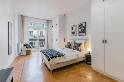 Un ou plusieurs lits dans un hébergement de l'établissement Elegant and Spacious 4-Bedroom Apartment in Paris 16th
