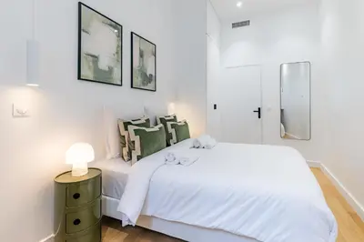 Un ou plusieurs lits dans un hébergement de l'établissement Elegant and Spacious 4-Bedroom Apartment in Paris 16th