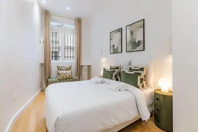 Un ou plusieurs lits dans un hébergement de l'établissement Elegant and Spacious 4-Bedroom Apartment in Paris 16th