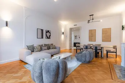 Cuisine ou kitchenette dans l'établissement Elegant and Spacious 4-Bedroom Apartment in Paris 16th