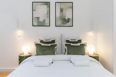 Un ou plusieurs lits dans un hébergement de l'établissement Elegant and Spacious 4-Bedroom Apartment in Paris 16th