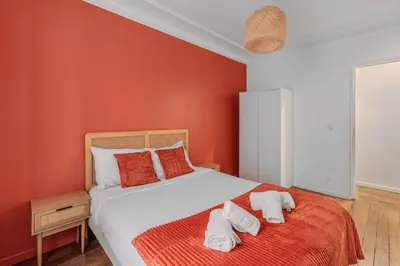 Un ou plusieurs lits dans un hébergement de l'établissement Tres Bel appartement 6P plein coeur du 18eme