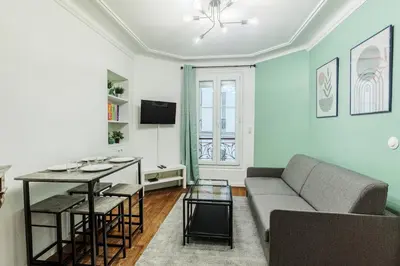 Télévision ou salle de divertissement dans l'établissement Tres Bel appartement 6P plein coeur du 18eme