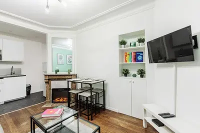Cuisine ou kitchenette dans l'établissement Tres Bel appartement 6P plein coeur du 18eme