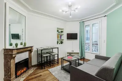 Télévision ou salle de divertissement dans l'établissement Tres Bel appartement 6P plein coeur du 18eme