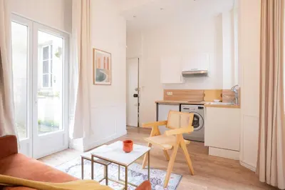 Cuisine ou kitchenette dans l'établissement Logement terrasse metro Pierre Lachaise - 3P