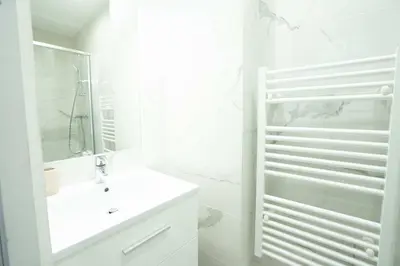 Salle de bains dans l'établissement Logement terrasse metro Pierre Lachaise - 3P
