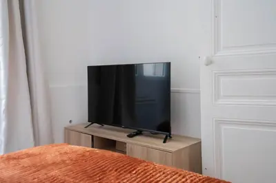 Télévision ou salle de divertissement dans l'établissement Logement terrasse metro Pierre Lachaise - 3P