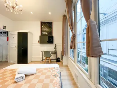 Un ou plusieurs lits dans un hébergement de l'établissement UrbanFlat 55 - Marylin Monroe Flat in Parisian Historic Passage