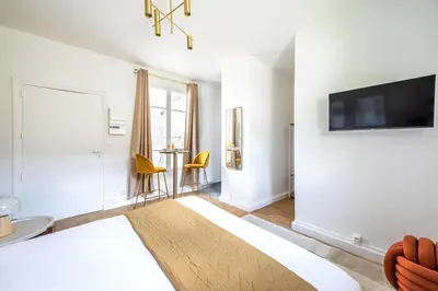 Un ou plusieurs lits dans un hébergement de l'établissement Charming Studio in the Heart of Issy-les-Moulineaux