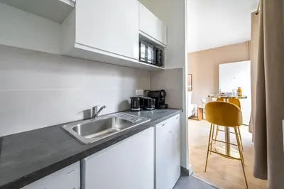 Cuisine ou kitchenette dans l'établissement Charming Studio in the Heart of Issy-les-Moulineaux