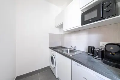 Cuisine ou kitchenette dans l'établissement Charming Studio in the Heart of Issy-les-Moulineaux