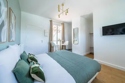 Un ou plusieurs lits dans un hébergement de l'établissement Chic and Cozy Studio in the Heart of Issy-les-Moulineaux