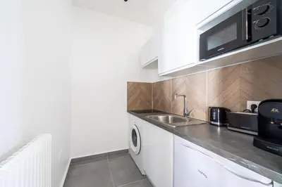Cuisine ou kitchenette dans l'établissement Chic and Cozy Studio in the Heart of Issy-les-Moulineaux