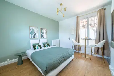 Un ou plusieurs lits dans un hébergement de l'établissement Chic and Cozy Studio in the Heart of Issy-les-Moulineaux