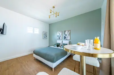 Un ou plusieurs lits dans un hébergement de l'établissement Chic and Cozy Studio in the Heart of Issy-les-Moulineaux