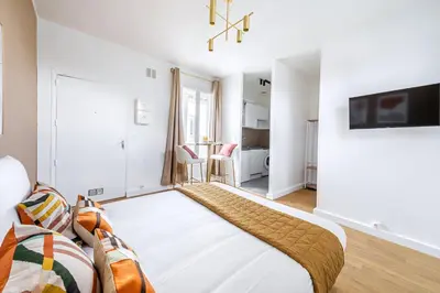Un ou plusieurs lits dans un hébergement de l'établissement Peaceful Studio near Paris in Issy-les-Moulineaux