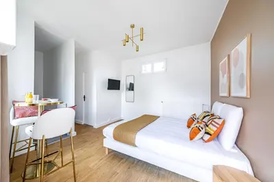Un ou plusieurs lits dans un hébergement de l'établissement Peaceful Studio near Paris in Issy-les-Moulineaux
