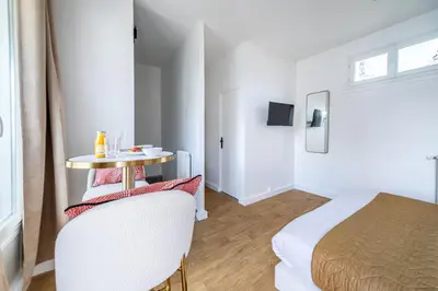 Un ou plusieurs lits dans un hébergement de l'établissement Peaceful Studio near Paris in Issy-les-Moulineaux