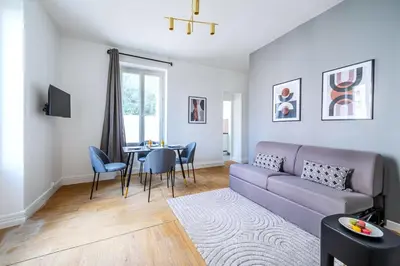 Télévision ou salle de divertissement dans l'établissement Comfortable Apartment Just Outside Paris in Issy-les-Moulineaux