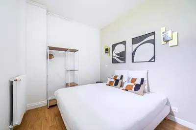 Un ou plusieurs lits dans un hébergement de l'établissement Comfortable Apartment Just Outside Paris in Issy-les-Moulineaux