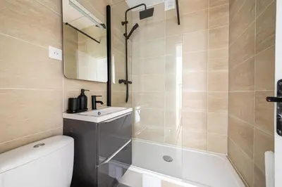 Salle de bains dans l'établissement Comfortable Apartment Just Outside Paris in Issy-les-Moulineaux