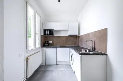Cuisine ou kitchenette dans l'établissement Comfortable Apartment Just Outside Paris in Issy-les-Moulineaux
