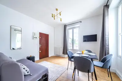 Télévision ou salle de divertissement dans l'établissement Comfortable Apartment Just Outside Paris in Issy-les-Moulineaux