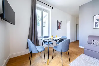 Télévision ou salle de divertissement dans l'établissement Comfortable Apartment Just Outside Paris in Issy-les-Moulineaux